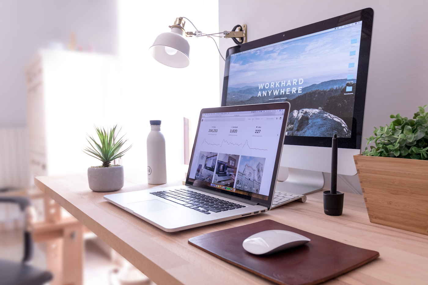 Profesional trabajando en remoto con visa de nómada digital en España